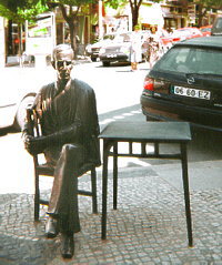 Statue en bronze d'António Aleixo, à Loulé